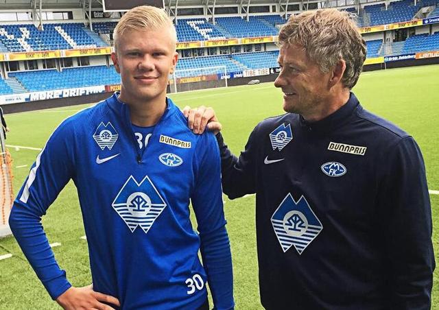 颁奖规则和典礼流程引争议，中足联将听各方意见后在明年调整（颁奖规则与典礼流程引发争议，中足联将广泛征求意见并于明年调整）