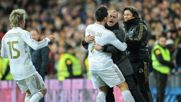 里程碑，海港中场徐新已为中国俱乐部出战200场比赛（徐新达成里程碑：代表中国俱乐部出战满200场）