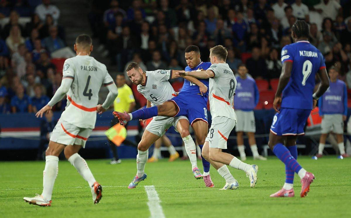 回忆杀！维埃里社媒晒照，大罗、巴乔、狼王等巨星聚餐（回忆满满！维埃里社媒晒合影：大罗、巴乔与狼王等传奇同桌聚餐）