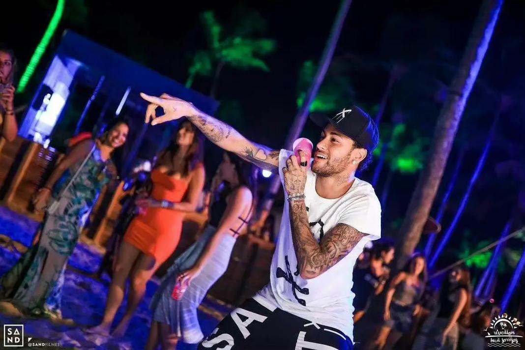 塔图姆单节爆砍20分率绿军大胜（塔图姆单节轰下20分带领绿军大胜）