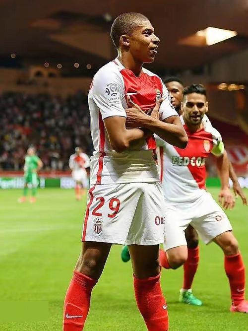 桑切斯：我们是夺冠热门而非巴萨，库库把亚马尔“揣兜里了”（桑切斯：争冠大热是我们而非巴萨，库库把亚马尔装进口袋）