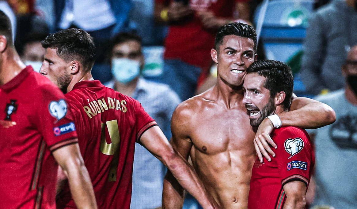 热爱皆平等，河南球迷赛前在球场外声援阿奇姆彭（热爱无界，河南球迷赛前场外力挺阿奇姆彭）