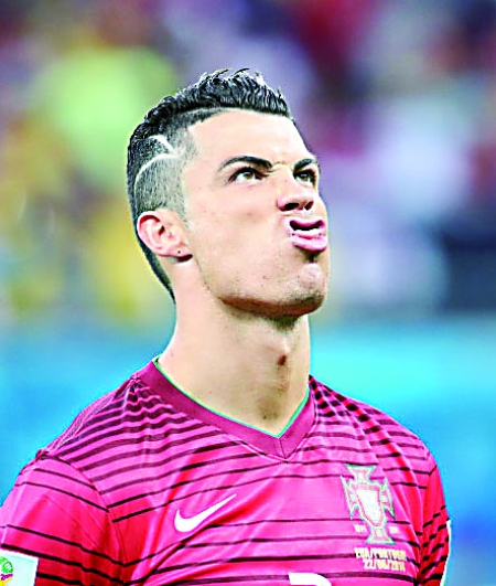 中超赛场争议判罚：VAR判罚引发热议,（中超场上风波再起：VAR判罚成焦点）