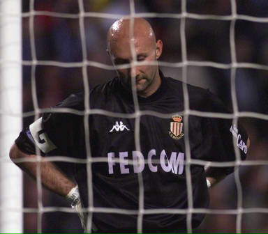 巴萨后防失误不断（巴萨防线频频出错）