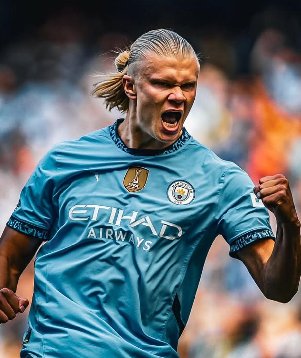 小伙高尔夫模拟器前打高尔夫，结果一杆打到消防喷淋头（男子在高尔夫模拟器前挥杆，一球误中消防喷头）