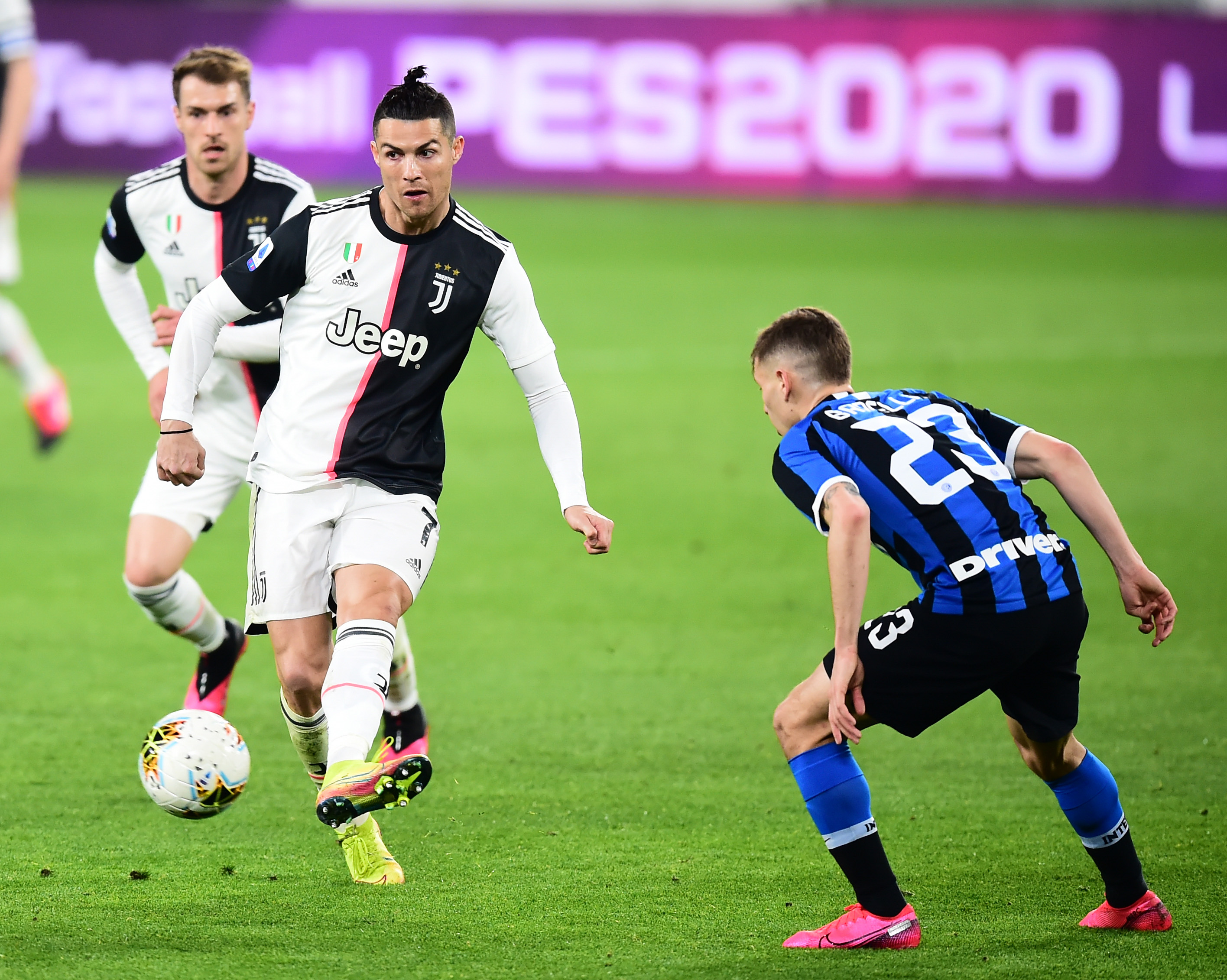 意媒：阿坎吉缺席国米训练，欧冠对阵利物浦出战成疑（意媒：阿坎吉未随国米训练，欧冠对阵利物浦出场存疑）