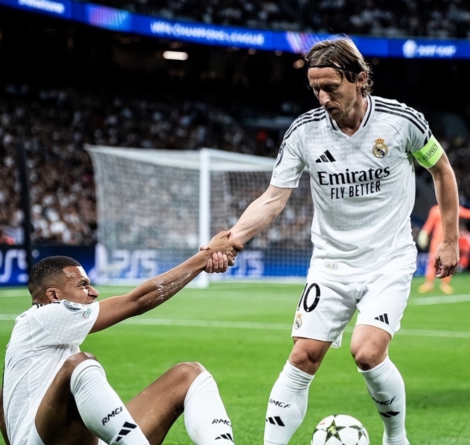 TA：非洲杯成曼联变阵契机，多名替补&小将可能迎来机会（TA：非洲杯或成曼联调整阵容良机，多名替补与小将有望获得出场机会）