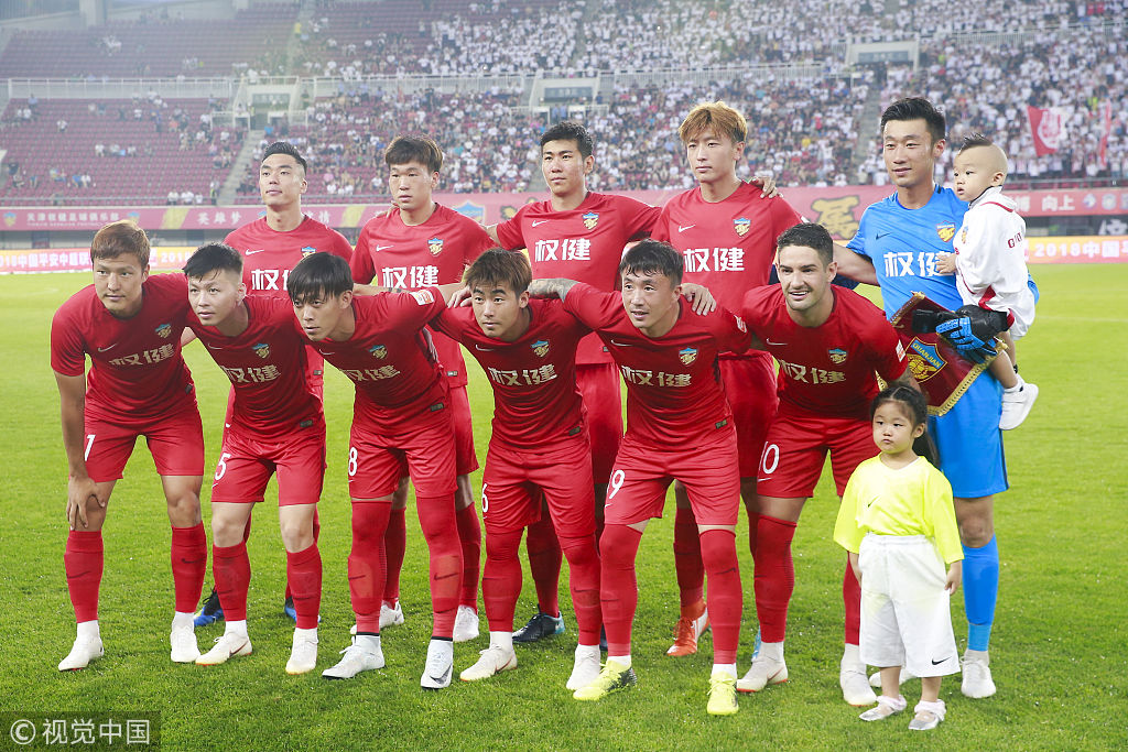 欧文突破防守造成杀伤球成功（欧文强突撕裂防线造犯规并完成得分）