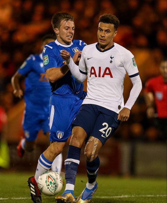 世体：法兰克福球迷在诺坎普制造骚乱，巴萨要求经济赔偿（世体：诺坎普爆发法兰克福球迷骚动，巴萨拟追索经济赔偿）