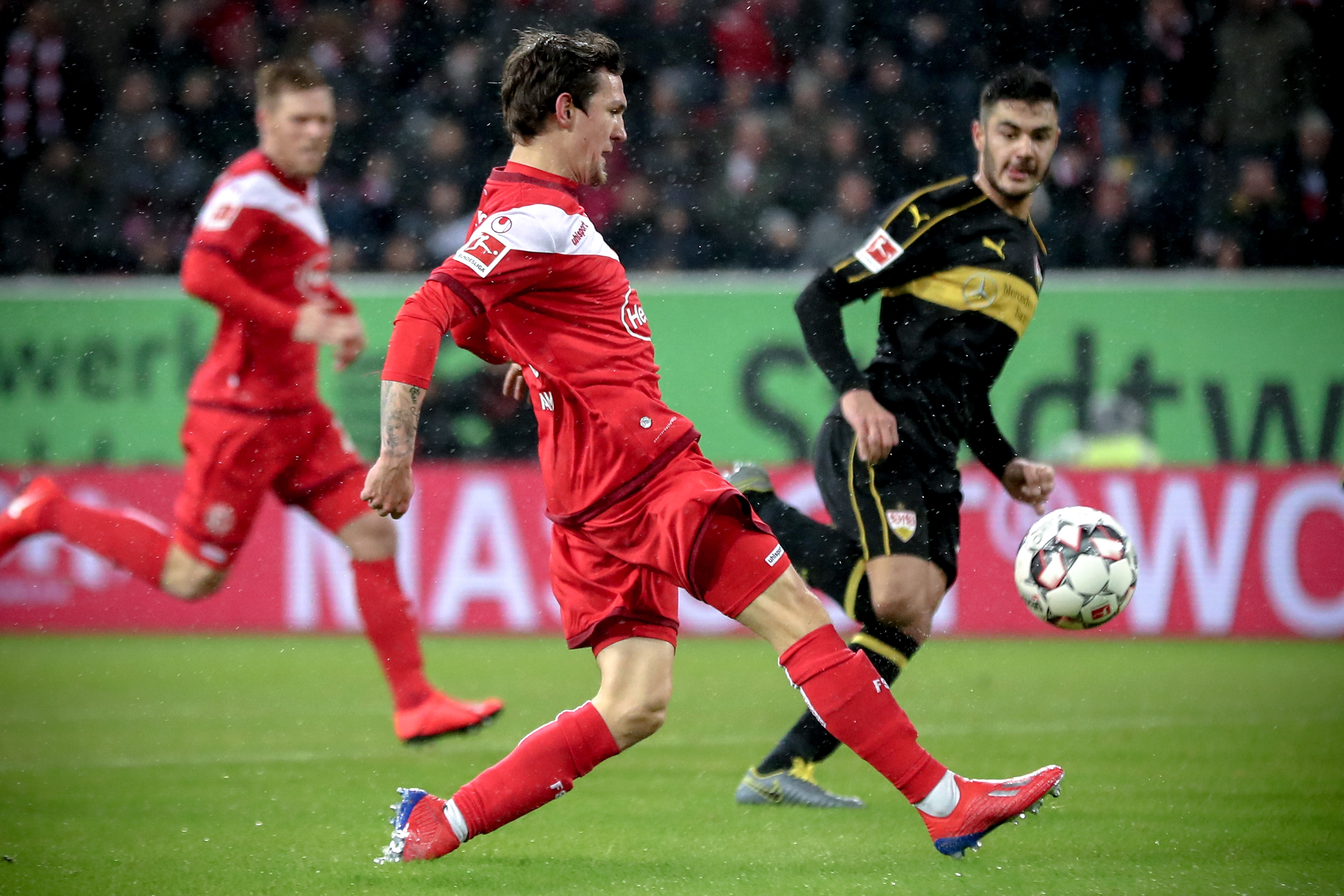 前裁判：球运行轨迹决定比塞克犯规不是红牌；皮奥倒地不是点球（前裁判解读：球路判定比塞克犯规不该红牌，皮奥倒地不判点球）