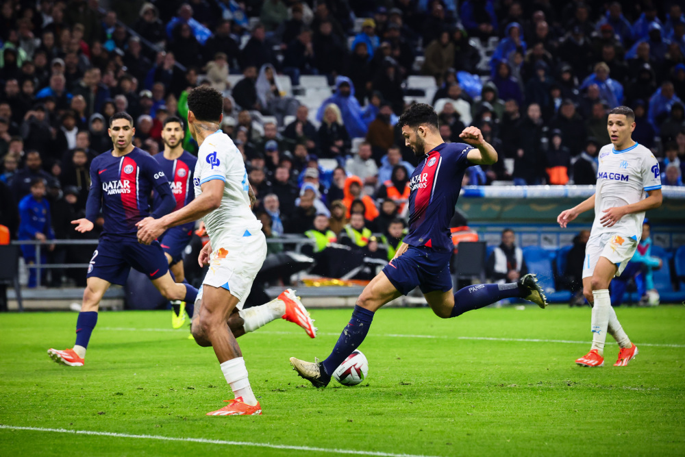 中超欠薪问题严峻，俱乐部准入难，财务困境持续，亟需解决。（中超欠薪严峻、准入受阻，财务困局持续，亟待化解）